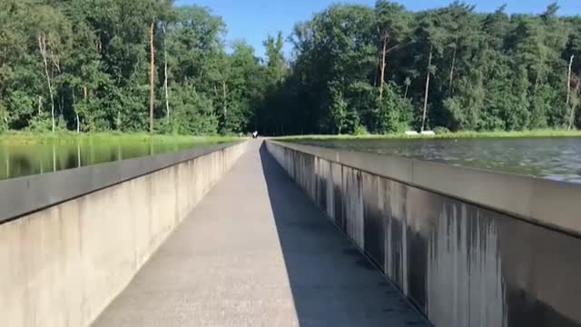 Así es el singular carril bici que atraviesa un lago en Bélgica