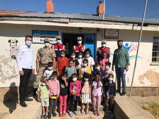 BİNGÖL'DE YÜZ YÜZE EĞİME BAŞLAYAN ÖĞRENCİLERE JANDARMA JESTİ