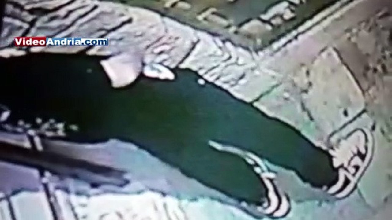 Andria: ancora una "pisciata pubblica" nel centro storico, filmato dalle telecamere - video