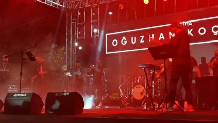 Oğuzhan Koç konserinde sürpriz evlilik teklifi