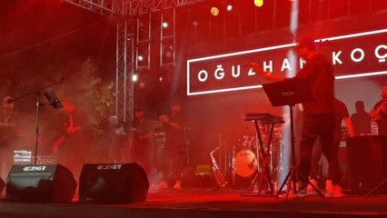 BURSA-OĞUZHAN KOÇ KONSERİNDE SÜRPRİZ EVLİLİK TEKLİFİ