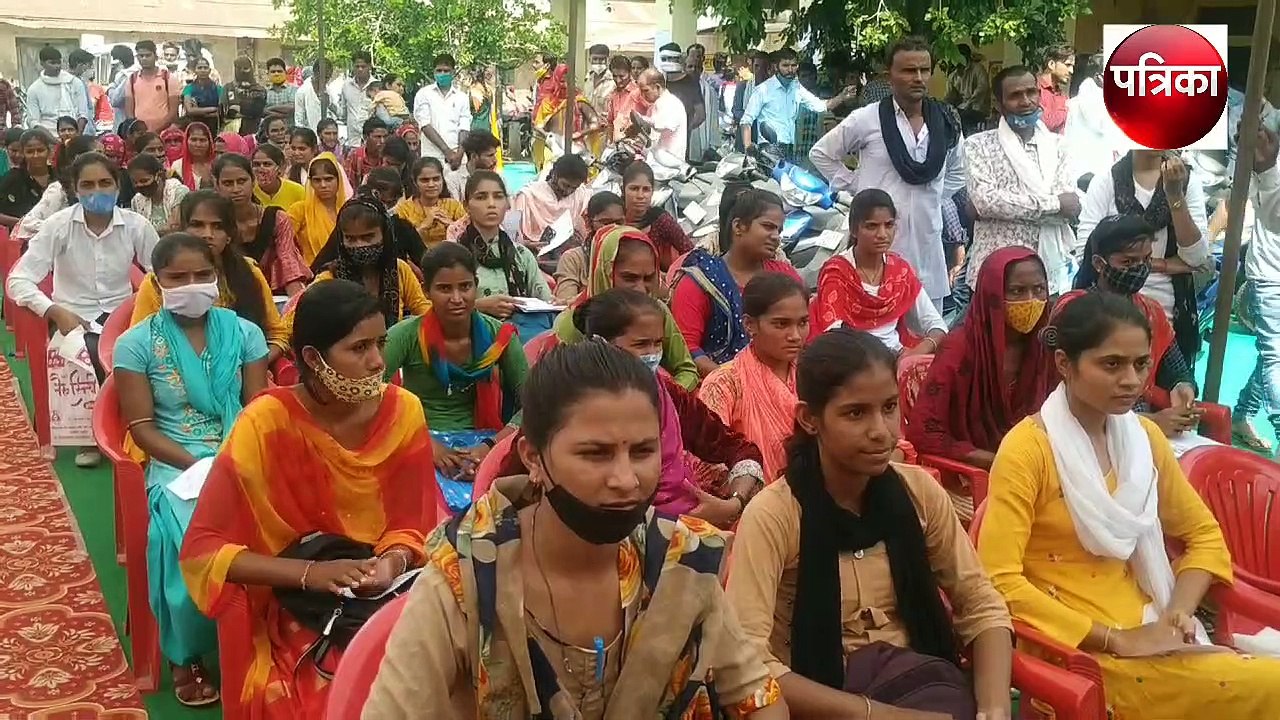 136 मेधावी जनजाति को छात्राओं को मिली स्कूटी