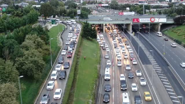 İstanbul'da servis araçları yola çıktı, trafik erken saatlerde başladı