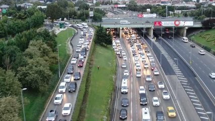 İstanbul'da servis araçları yola çıktı, trafik erken saatlerde başladı