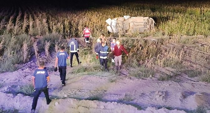 Kaçak göçmenleri taşıyan minibüs takla attı: 1 ölü, 15 yaralı