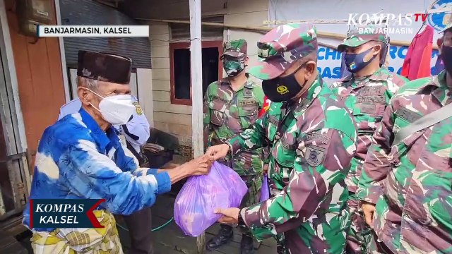 Lewat Jalur Sungai, TNI AD Salurkan Bantuan Untuk Warga Lansia dan Kurang Mampu di Murung Selong