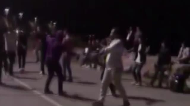 Kadıköy'de önce oyun havası oynadılar, sonra tekme tokat böyle kavga ettiler