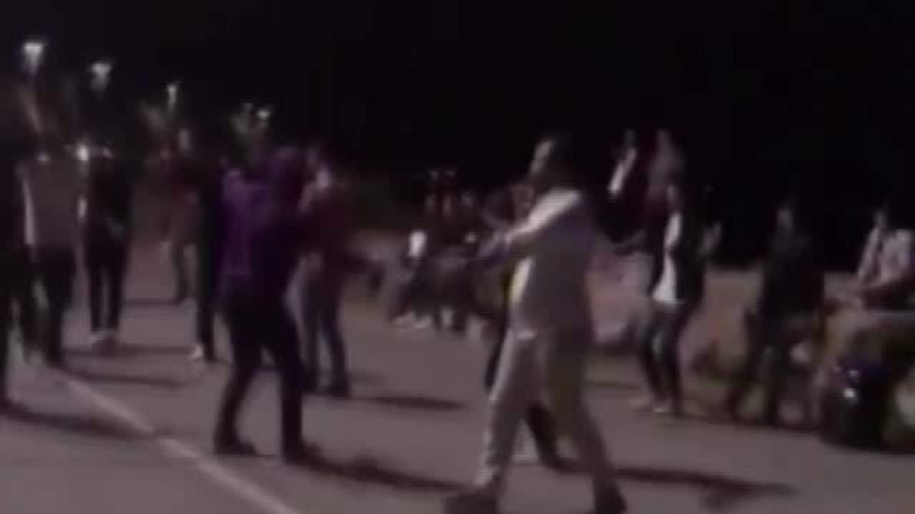 Kadıköy'de önce oyun havası oynadılar, sonra tekme tokat böyle kavga ettiler