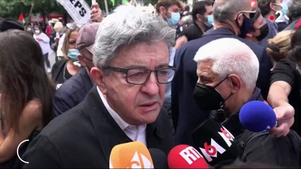 Jean-Luc Mélenchon enfariné en juin dernier lors du défilé contre l'extrême droite - VIDEO