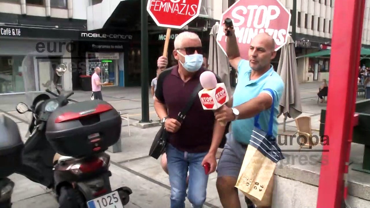 Jorge Javier Vázquez sale del juzgado entre car...