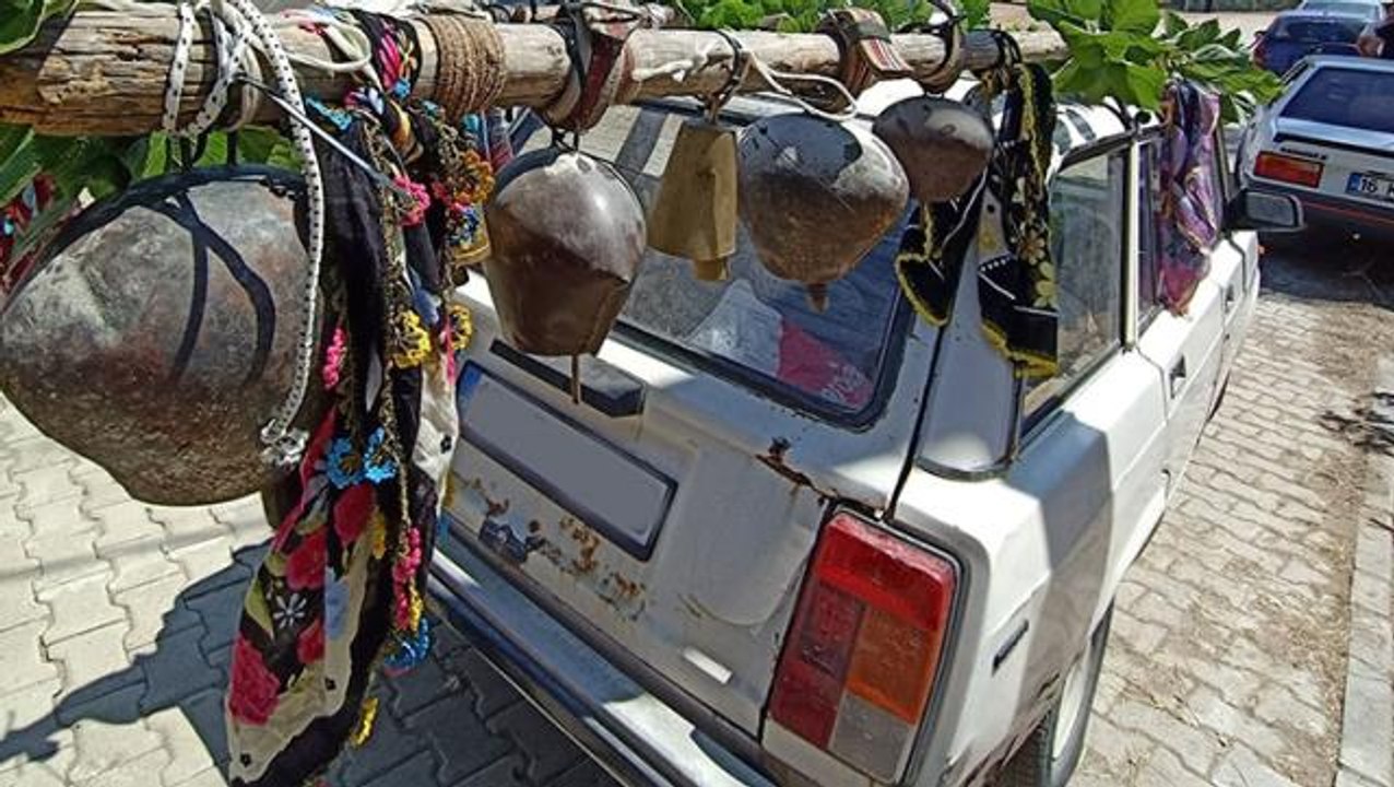 Çocuklarına sünnet konvoyu düzenleyen vatandaş arabasını 300 yıllık dede yadigarı çıngıraklarla süsledi