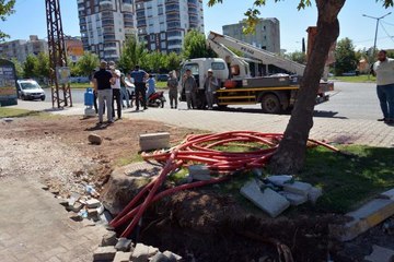 KALDIRIMDAKİ KABLOYA TEMAS EDEN HARUN, AKIMA KAPILARAK YARALANDI