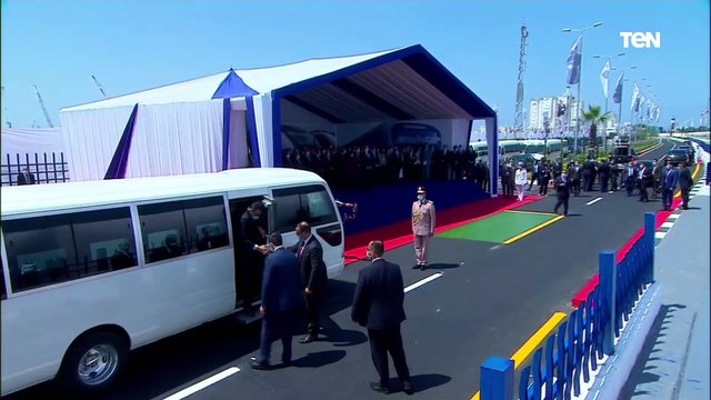 الرئيس السيسي يستمع لشرح مفصل عن قطار المونوريل بعد وصولها ميناء الاسكندرية البحري