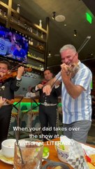 Un père de famille se joint aux Mariachis d’un restaurant