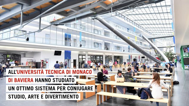 L'opera d'arte nell'università di Monaco di Baveria: due scivoli giganti per gli studenti