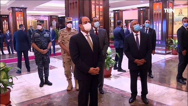 الرئيس السيسي يستمع لشرح مفصل أثناء تفقد القاعة التاريخية لميناء الأسكندرية