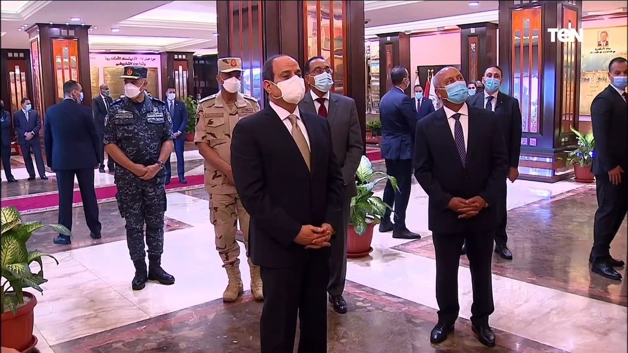 الرئيس السيسي يستمع لشرح مفصل أثناء تفقد القاعة...