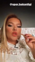 Demet Akalın'dan Bakan Kasapoğlu'na 'Filenin Sultanları' çağrısı: Neden kızlar geldiğinde Taksim'e sahne kurmuyoruz?