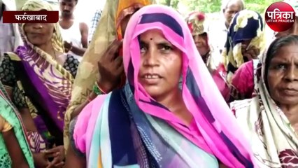 घरों के बाहर लगे यादवों की गुंडई के कारण मकान बिकाऊ है के पोस्टर