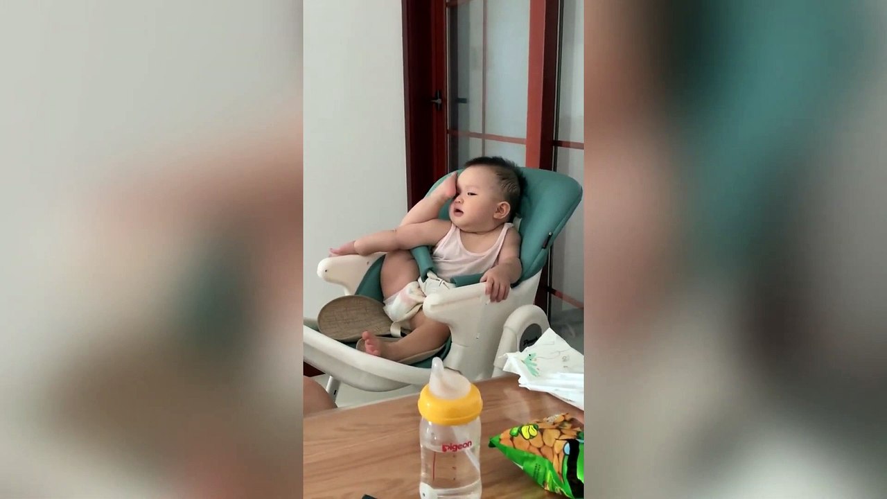 Un adorable bébé se réconforte avec son jouet préféré : ses pieds.