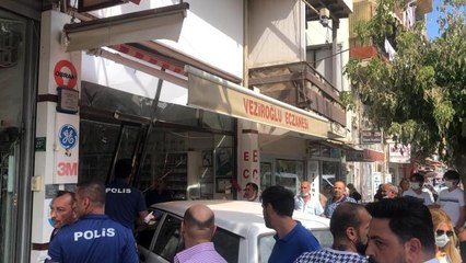 Kızdığı akrabasının dükkanına otomobille girdi! Zarar çok büyük