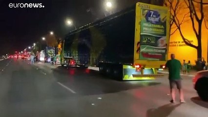 Apoiantes de Bolsonaro furam cordão policial em Brasília