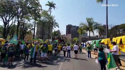 Hino Nacional abre oficialmente manifestação bolsonarista na Praça da Liberdade