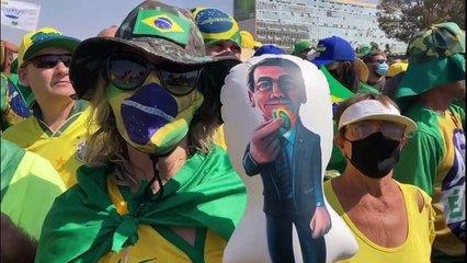 Milhares de bolsonaristas protestam em dia tenso