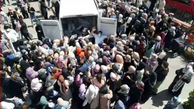 Ümraniye’de indirimli halı izdihamı havadan görüntülendi