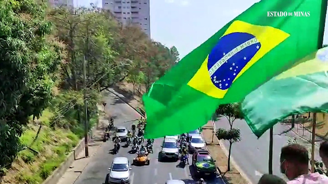Carreata de bolsonaristas passa pela Avenida Carlos Luz, em BH, rumo à Praça da Liberdade