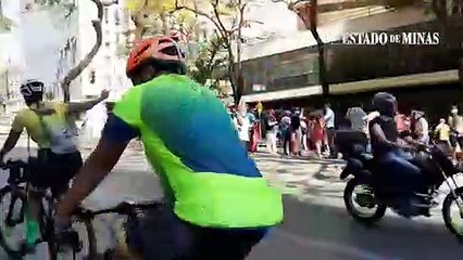 Manifestante bolsonarista mostra dedo do meio