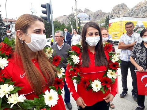 Tokyo Paralimpik Oyunları'nın altın kızlarına coşkulu karşılama