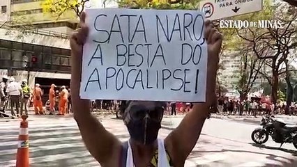 Manifestante carrega cartaz escrito "Satanaro a besta do apocalipse"