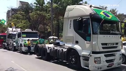 Carretas que participam de protesto bolsonarista ocupam a Rua da Bahia em BH
