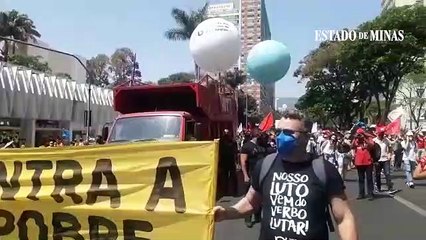 Manifestantes contrários ao governo chegam à Avenida Afonso Pena