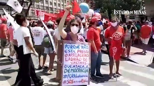 Próximos de chegar a Praça Sete, manifestantes cantam agora Apesar de você , canção de Chico Buarque.