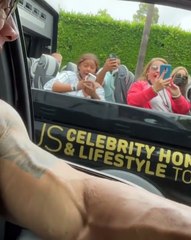 The Rock fait une surprise à des touristes qui veulent voir des stars !