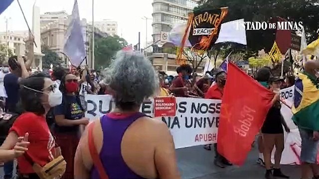 Fora Bolsonaro genocida gritam os manifestantes na Praça Sete ao descerem a Avenida Amazonas com destino à Praça da Estação