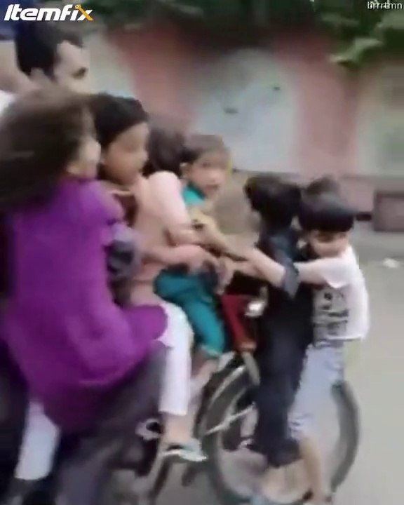 Quand toute la famille monte sur la même moto