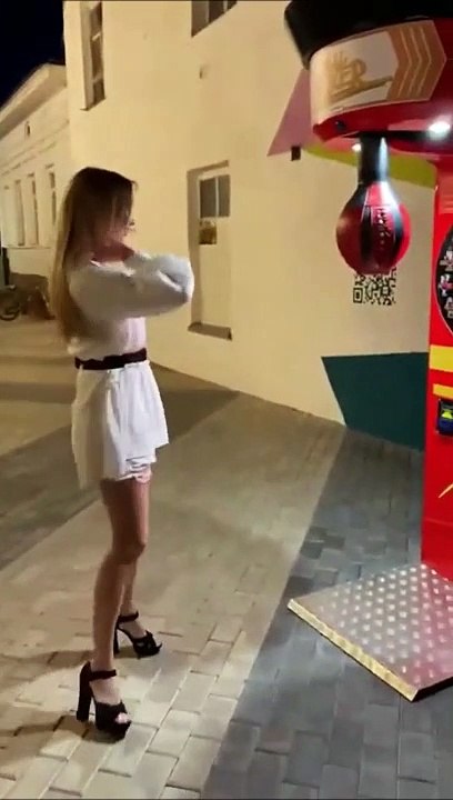 Une fille détruit la machine à coup de poing