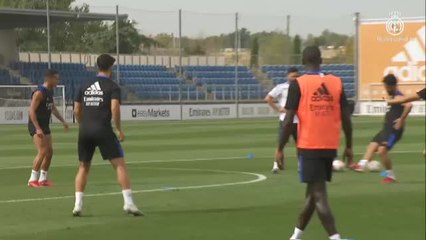 Descargar video: Toni Kroos vuelve al césped para trabajar en solitario