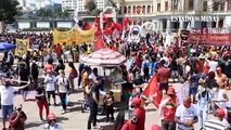 Organizadores do ato contra o Bolsonaro anunciam encerramento do ato e aos poucos os manifestantes começam a dispersar