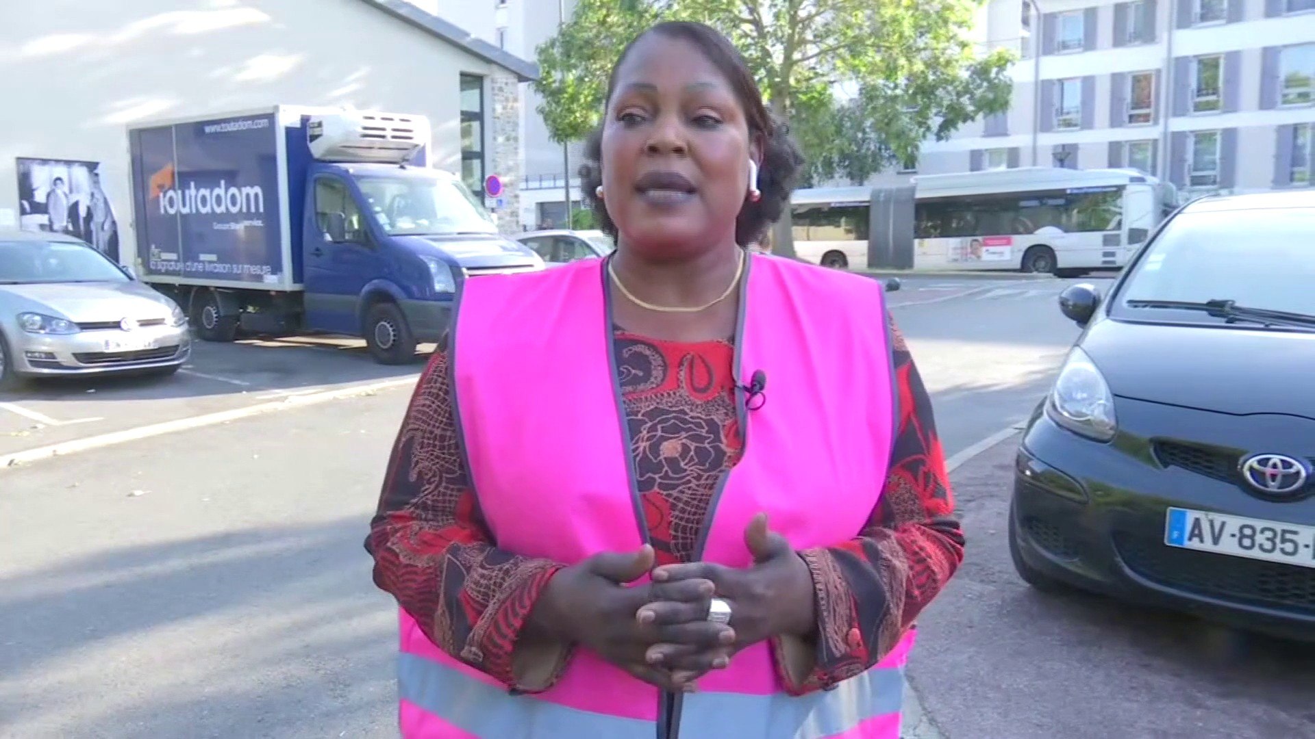 Fatimata Sy (Gilets roses) lance un "appel au calme" à Corbeil-Essonnes:  "Ce n'est pas par la violence qu'on va obtenir des choses" - Vidéo  Dailymotion
