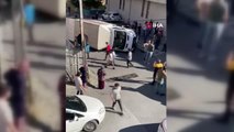 Ümraniye'de sokakta kamyonet devrildi, anne ve kızları son anda böyle kurtuldu