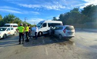 Gebze'de servis minibüsü ile otomobil çarpıştı: 4 yaralı