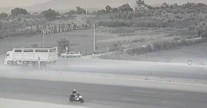 En acı ölüm! Hareket halindeki kamyondan fırlayan lastik, yol kenarında bekleyen kadına isabet etti