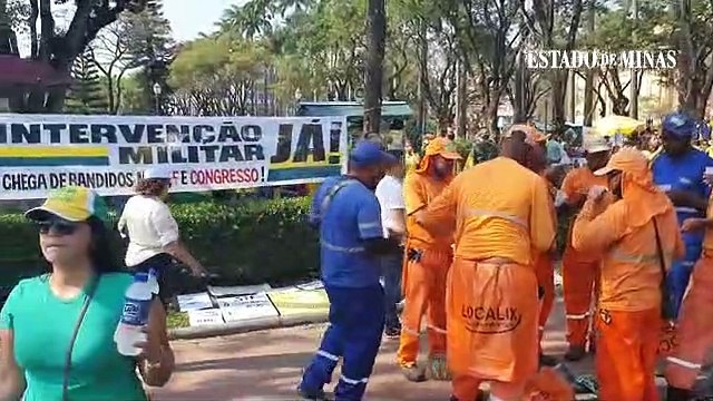 Funcionários da Superintendência de Limpeza Urbana (SLU) se preparam para limpar Praça da Liberdade