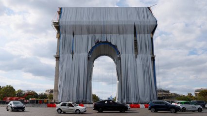 L'arc de triomphe empaqueté par l'artiste Christo