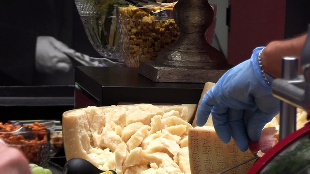 Genovese e Fresi presentano 'Gli Amigos': La grande storia del Parmigiano Reggiano ora è un film