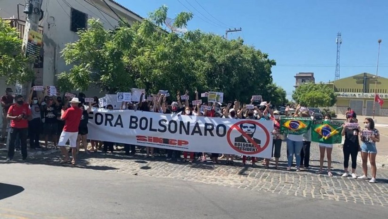 Manifestantes realizam ato em Cajazeiras em defesa da democracia e contra o governo Bolsonaro